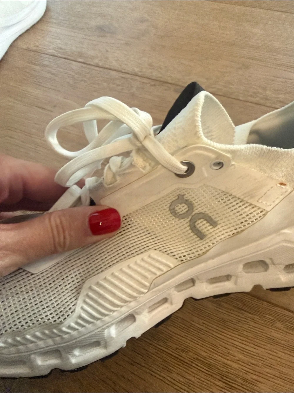 On Running Men's White Athletic Running Shoe with Black Heel Tab size 7.
